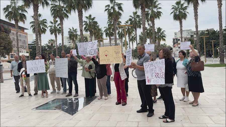 Banorët e amfiteatrit protestë para bashkisë 900 0 1759324641xkr protesta e banoreve amfiteatrit frame 207 743