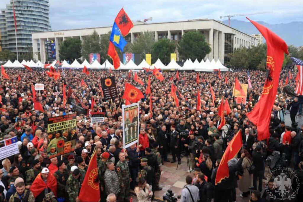 Begaj përshëndet protestën: Themeli i lirisë së Kosovës është UÇK-ja 3 G3ePA5iWoAAj5XY