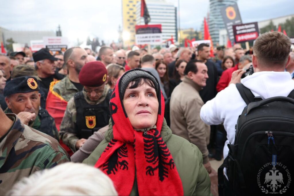 Begaj përshëndet protestën: Themeli i lirisë së Kosovës është UÇK-ja 2 G3ePA5lWwAAYi2