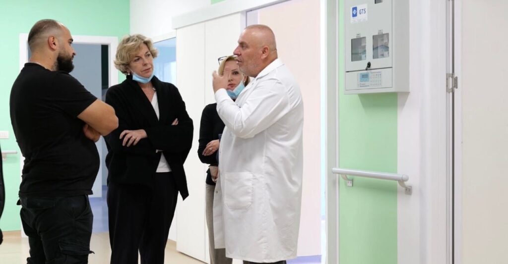 Pësoi djegie të rënda pas flakës në banesë, 6-vjeçarja nga Maliqi shtrohet në QSUT IMG 3533