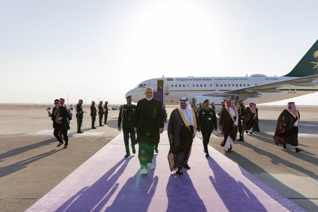 VIDEO/ Rama mbërrin në Arabinë Saudite, pritet nga Princi Mohammed 4 WhatsApp Image 2025 10 27 at 15.34.08