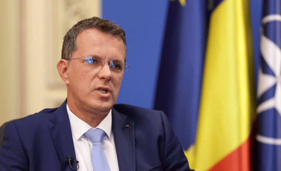 Gënjeu në CV, jep dorëheqjen ministri i Mbrojtjes 900 0 1764344123xscreenshot 30 775