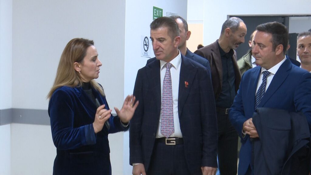 Shoqata ''Korabi'' i dhuron spitalit në Laç një inkubator për të porsalindurit dhe pajisje kirurgjikale 4 WhatsApp Image 2025 11 27 at 16.29.41