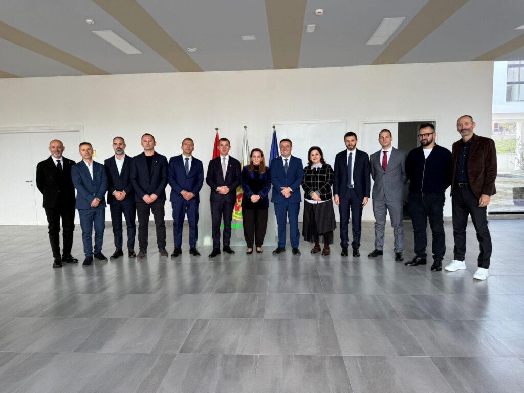 Shoqata ''Korabi'' i dhuron spitalit në Laç një inkubator për të porsalindurit dhe pajisje kirurgjikale 2 WhatsApp Image 2025 11 27 at 16.29.42 1