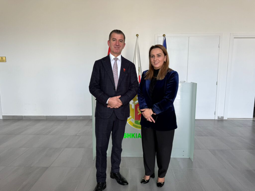 Shoqata ''Korabi'' i dhuron spitalit në Laç një inkubator për të porsalindurit dhe pajisje kirurgjikale 1 WhatsApp Image 2025 11 27 at 16.29.42 2