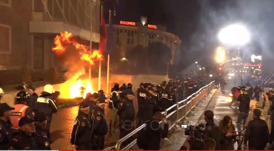 “Pritet të ndalohen”, gazetari: Janë identifikuar personat që hodhën molotov 07 65d4f02288c80