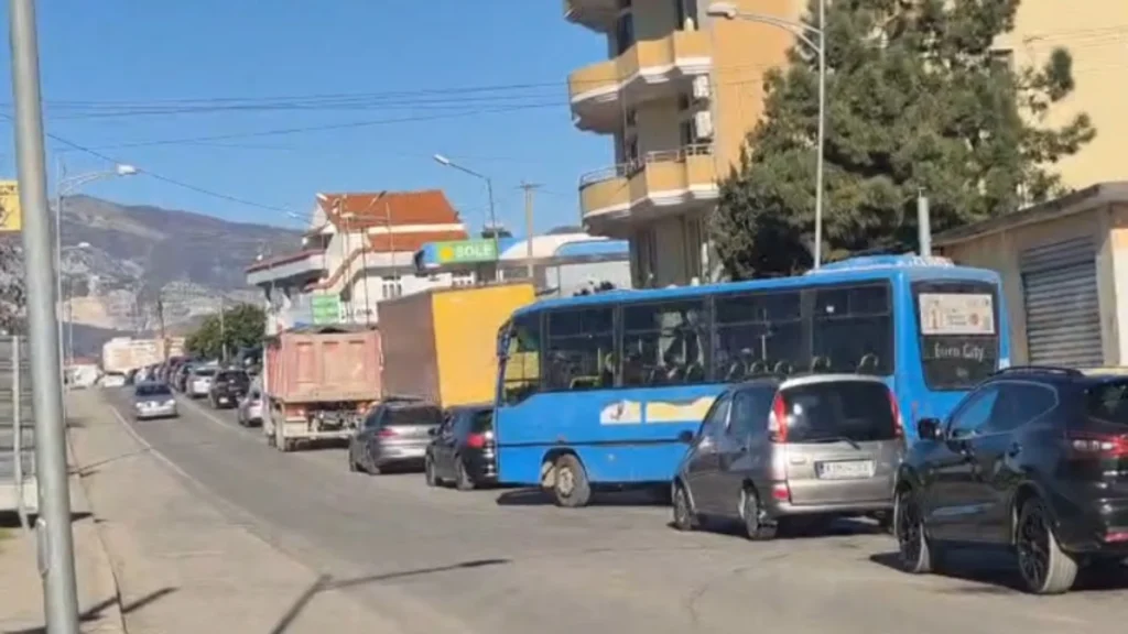 Kthimi i emigrantëve dhe lëvizjet për festat e fundvitit/ Unaza e Elbasanit ‘paralizohet’ nga trafiku IMG 5663