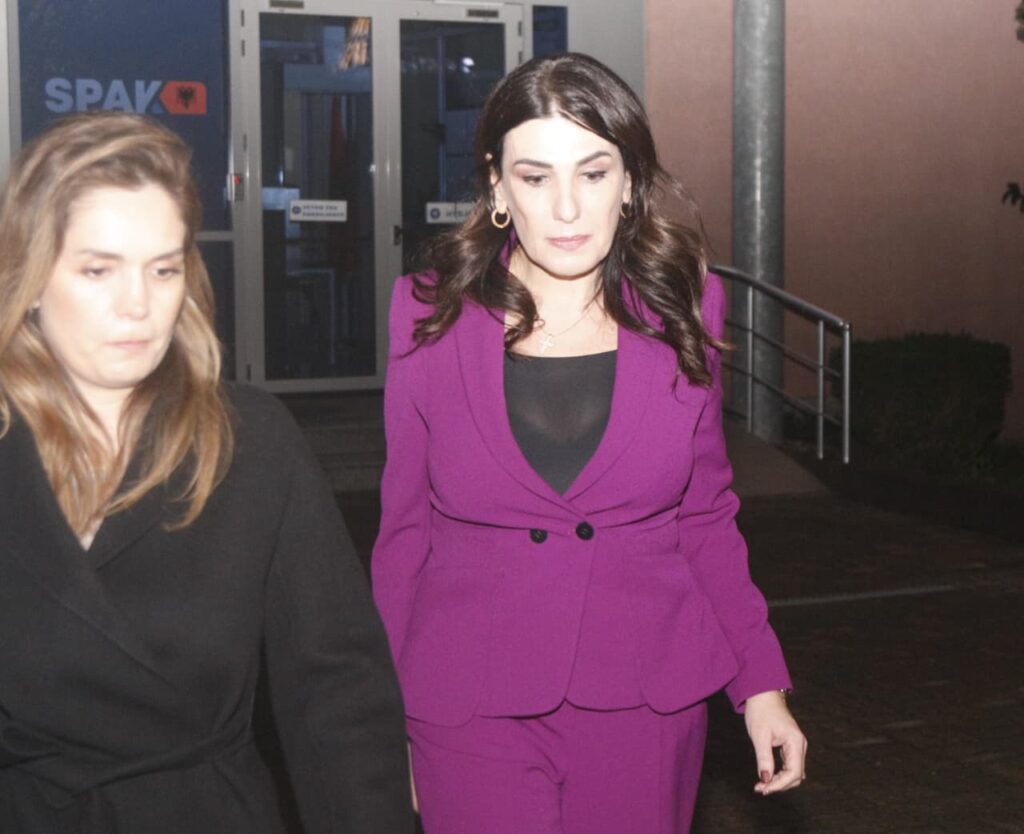 Mirilda Karcanaj spak 1