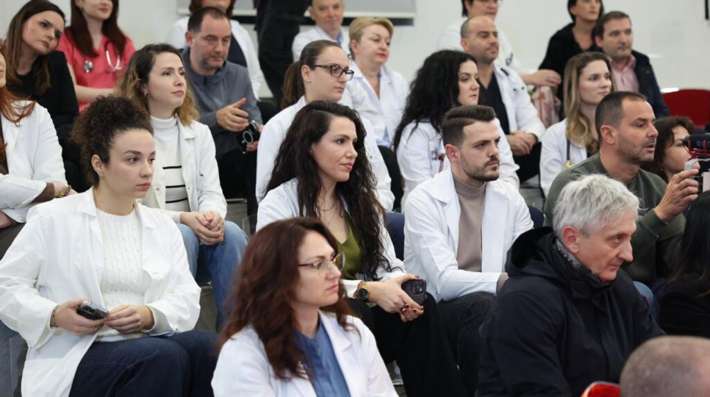 ''15 mln euro shtesë mbështetje për barnat në Onkologjik'', Rama: Rritje pagat për mjekët dhe infermierët 4 WhatsApp Image 2025 12 24 at 16.31.15 1