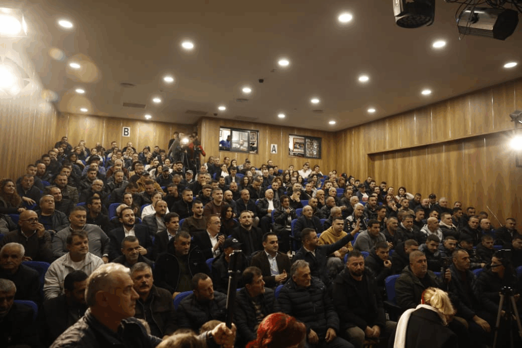 Demokratët e Durrësit nuk i binden Berishës, mbushin sallën plot për Salianjin dhe Alimehmetin 2 image 5