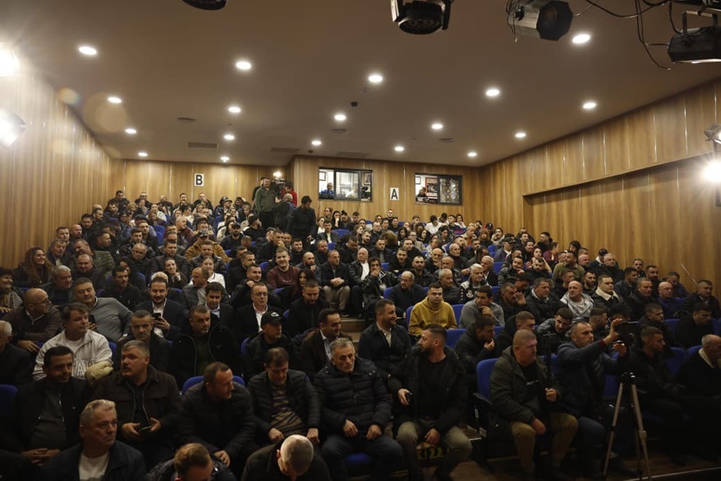Demokratët e Durrësit nuk i binden Berishës, mbushin sallën plot për Salianjin dhe Alimehmetin ss sb asWhatsApp Image 2025 12 03 at 18.33.44 1
