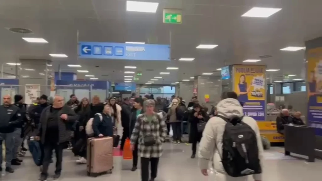 Ishin nisur drejt Rinasit nga Bergamo dhe Bologna, 350 pasagjerë bllokohen në Brindisi: Kompania ajrore nuk na ka dhënë asnjë shpjegim IMG 6103