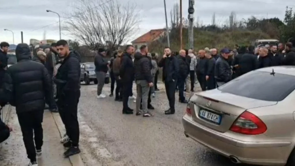 Banorët e Fushë-Krujës në protestë, kamionët u kanë dëmtuar rrugët IMG 6952