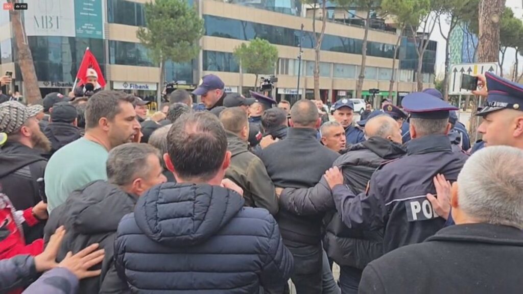 Protestuesit e ”Shqipëria Bëhet” përplasen me Policinë, shtohen përforcimet në radhët e efektivëve lapaj 900 0 1767529778x4 janar lajme ora 1200 cl 0001 frame 9496 305
