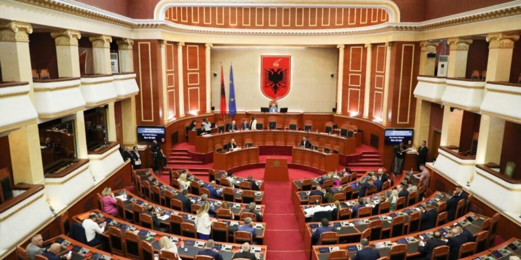 Haga kërkon 180 vite burg për ish-krerët e UÇK-së, Kuvendi miraton me 92 vota deklaratën e përbashkët: Shtrembërim i historisë, luftuan për lirinë e Kosovës 2020 Kuvendi 1140x570 1