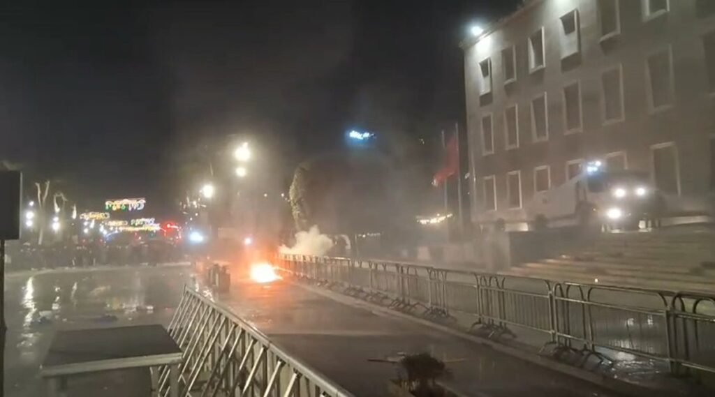 Molotovët drejt Kryeministrisë, reagon ministrja e Brendshme: Dënojmë çdo inkurajim akti dhune nga opozita! Të rinjtë që përfshihen s’janë heronj e trima, por të keqpërdorur 21protestasaa