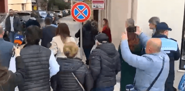 Banorët përplasen me këshilltarët dhe i ndalojnë të hyjnë në godinë e bashkisë në Durrës IMG 7700