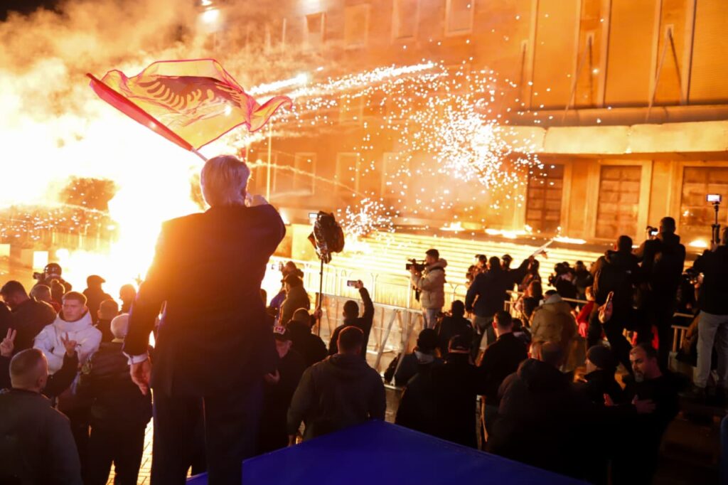 Bilanci i protestës së opozitës/ 21 protestues të arrestuar, 19 efektivë të lënduar IMG 7731