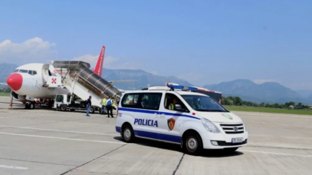 Ishte shpallur në kërkim ndërkombëtar për vrasje dhe pjesëmarrje në organizatë kriminale, ekstradohet nga Belgjika 37-vjeçari shqiptar IMG 7863