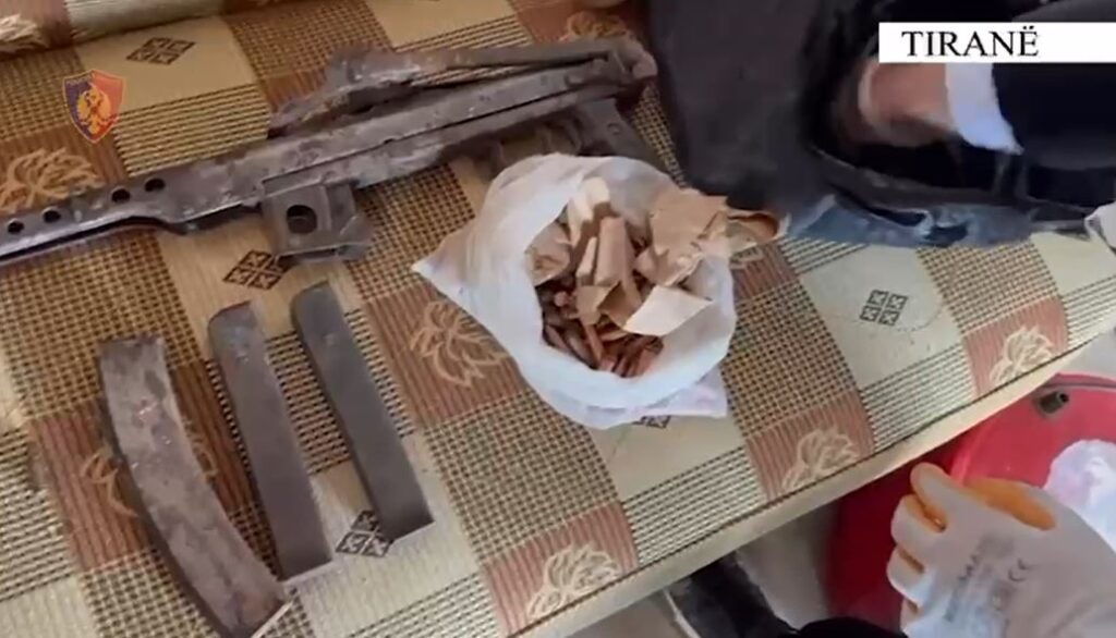 E kishte kthyer shtëpinë në ‘arsenal armësh’, arrestohet 63-vjeçari në Tiranë IMG 7926