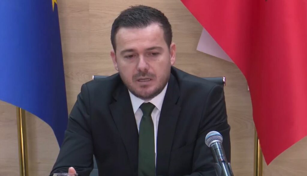 Ministri Salla: Do japim 7–10 mijë euro grante për të rinjtë që hapin biznes në blegtori IMG 8127