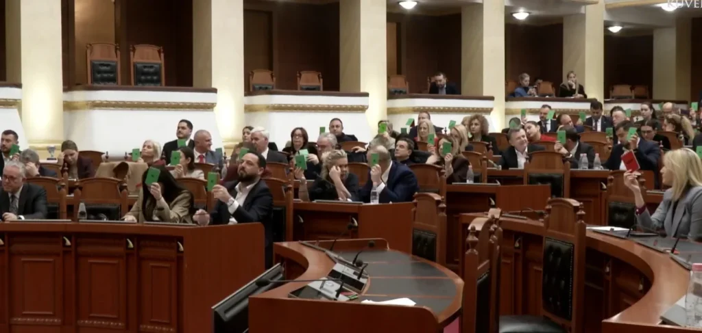 Seancë maratonë prej 18 orësh në Kuvend, PS voton ligjin për diplomatët. Rrëzohen në bllok 6 propozime të opozitës. Braçe abstenon IMG 8211