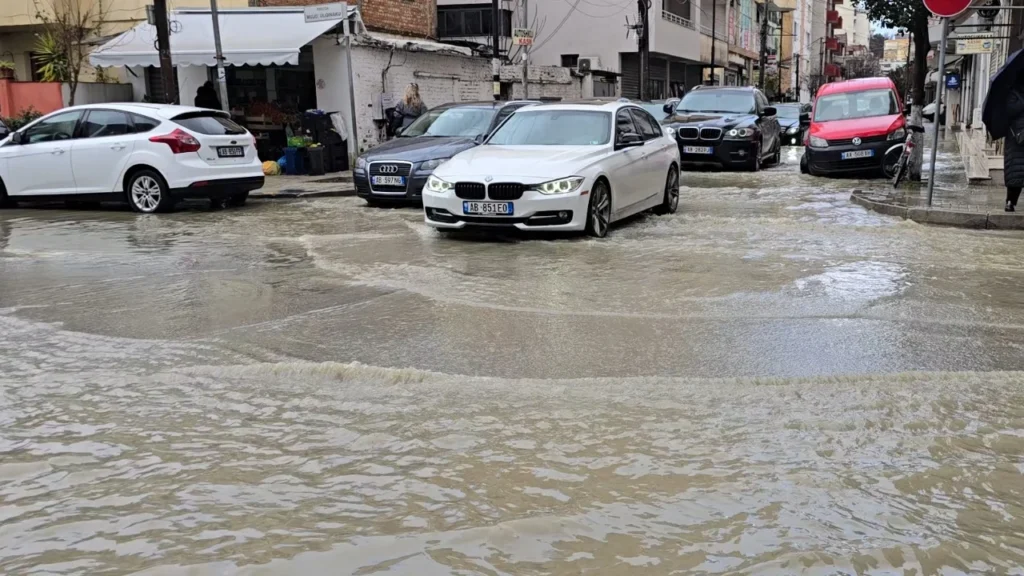 Përmbyten rrugët e Durrësit/ Vështirësi në lëvizjen e këmbësorëve dhe automjeteve IMG 8231