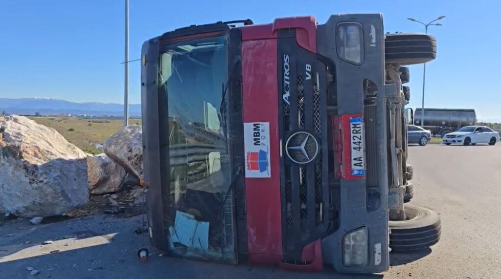 Përmbyset në zonën e Porto Romanos kamioni i ngarkuar me gurë IMG 8460