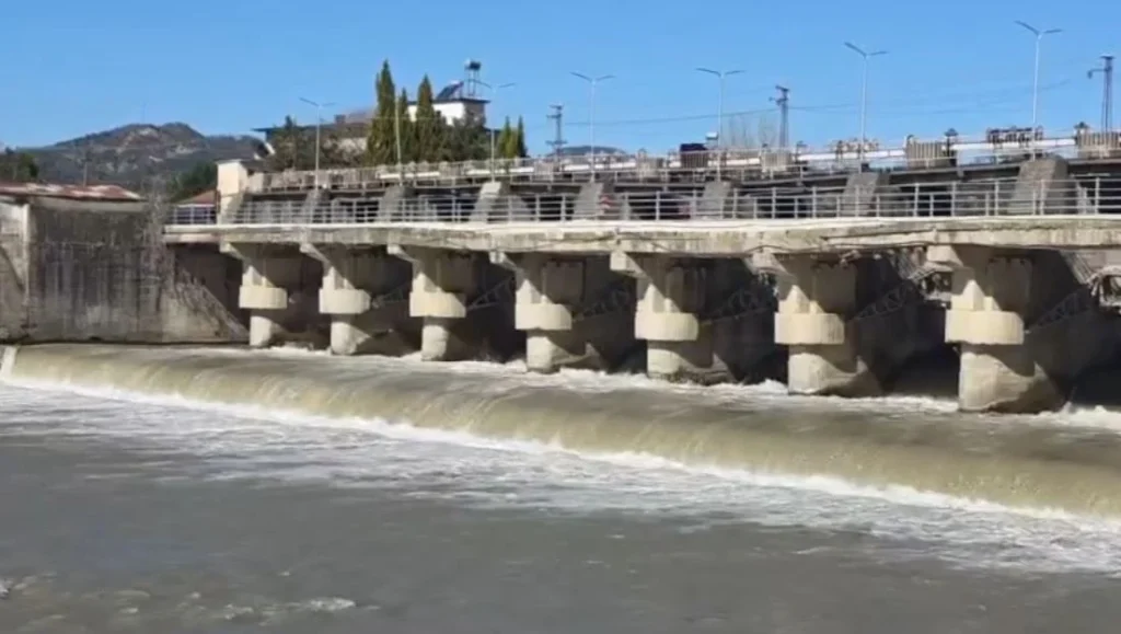 Ura e Çengelajt mbi Shkumbin në rrezik shembjeje, ndalohen mjetet mbi 3.5 ton dhe kërkohen masa urgjente IMG 8580