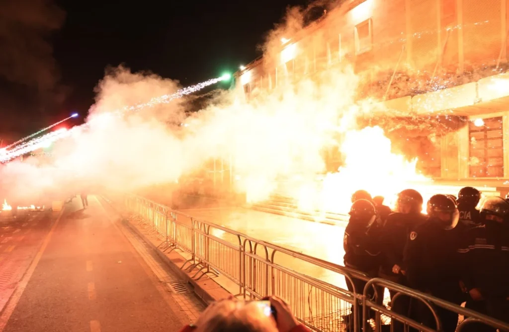 Protesta e PD-së përpara Kryeministrisë, policia njoftim zyrtar: Nuk marrim përsipër garantimin e zhvillimit të tubimit IMG 8681