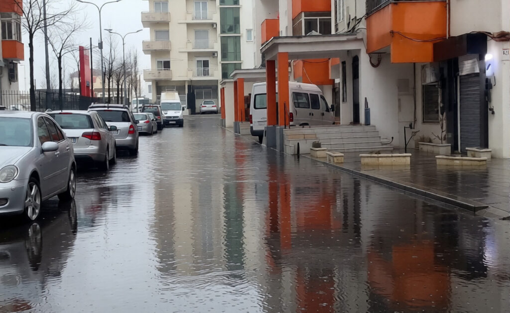 Reshjet e shiut në Lezhë/ Përmbyten disa zona, vështirësohet qarkullimi nëpër lagje ef1f5a93 e2dd 4e9a b562 4a5a6f28701e