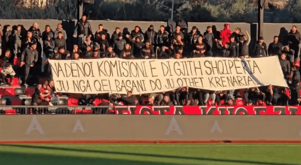 Ndeshja me Partizanin, banderolë proteste nga tifozët e Flamurtarit flamurtari