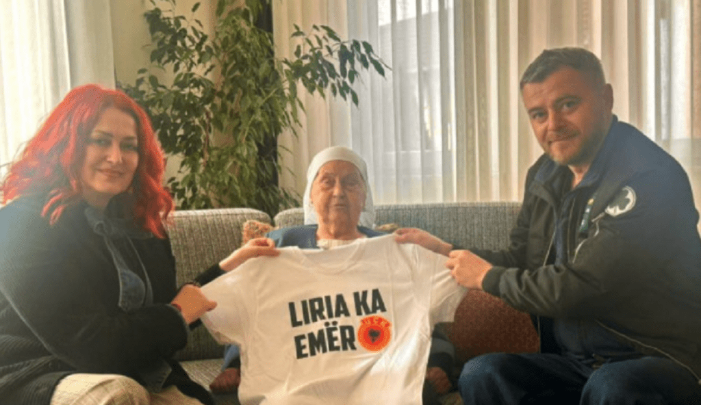 Përfaqësuesit e “Liria ka Emër” vizitojnë nënën e Hashim Thaçit, shprehin solidaritet: Drejtësia do të triumfojë uck