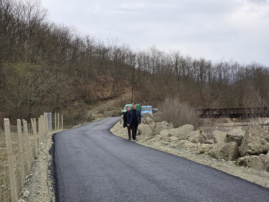 Përfundojnë 17 rrugë të asfaltuara në Bashkinë e Matit 1 653708044 10240569673492228 8446124791152023723 n