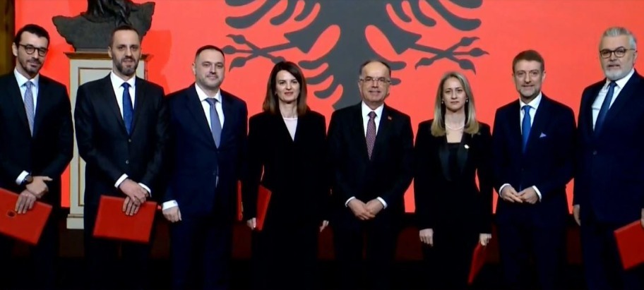 Pas miratimit në Kuvend, betohen ministrat e rinj 7865667a e7e6 4e0f b8c0 4d5842fc55f0