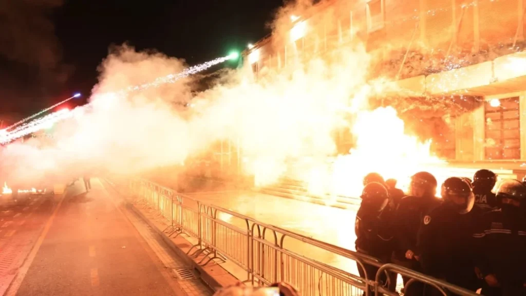 U arrestuan pas përshkallëzimit të tensioneve në protestën e PD-së, Gjykata e Tiranës liron nga burgu 15 protestuesit IMG 0010