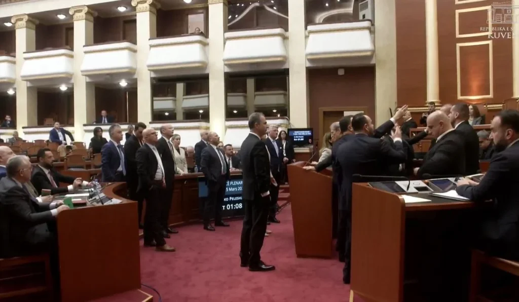 Deputetët e PD “gardh” te Berisha, kryedemokrati nuk liron foltoren IMG 8918