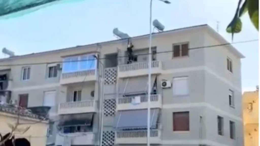 E bllokuar në banesë, forcat zjarrfikëse shpëtojnë të moshuarën në Vlorë IMG 9056