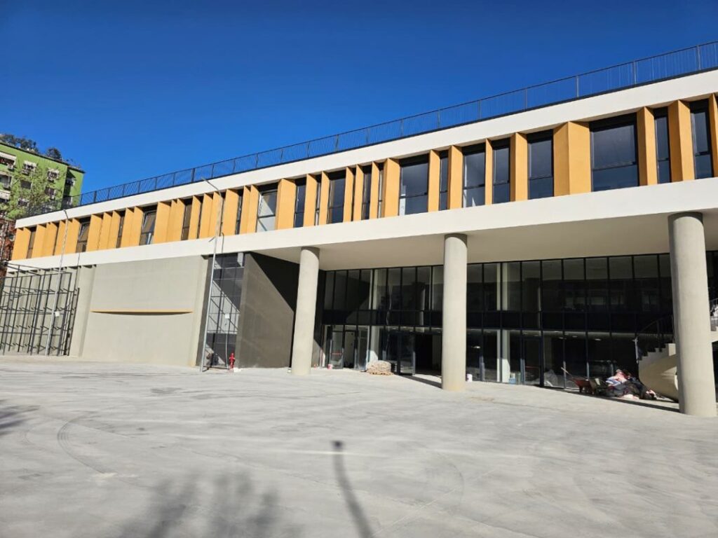 Shkolla “Pjetër Budi” drejt përfundimit, ambiente moderne e gjithëpërfshirëse për nxënësit në Tiranë IMG 9255