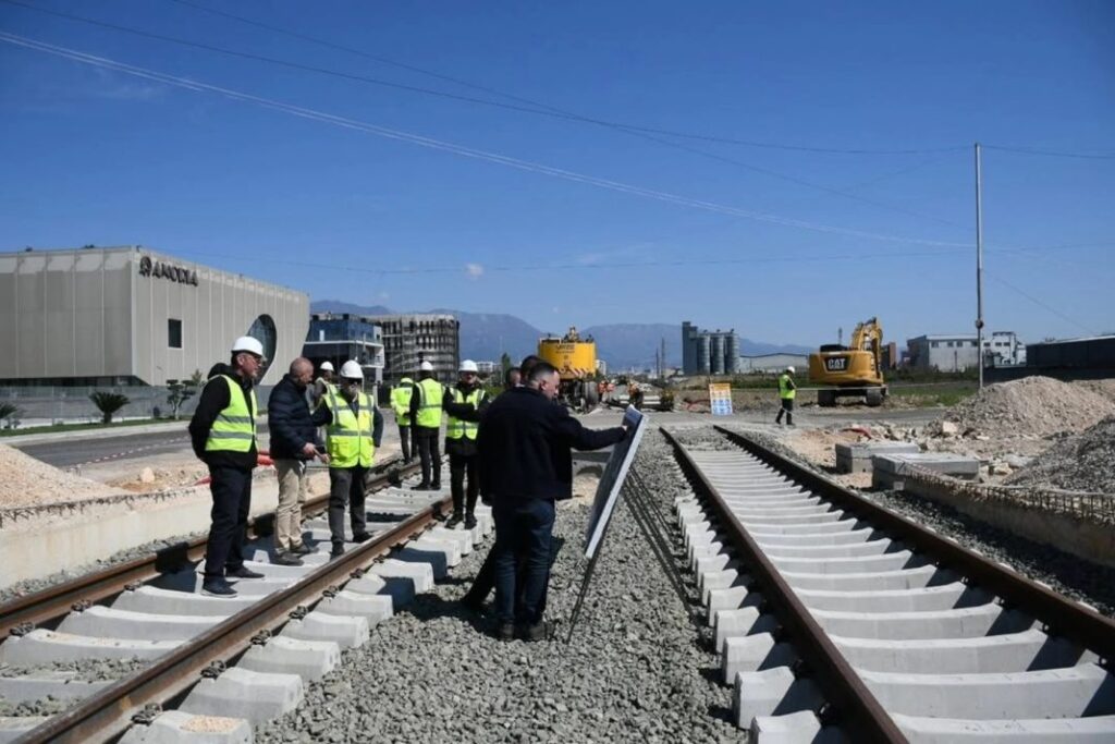 Linjat e energjisë përgjatë trasesë së hekurudhës Tiranë-Durrës-Rinas do të zhvendosen IMG 9428