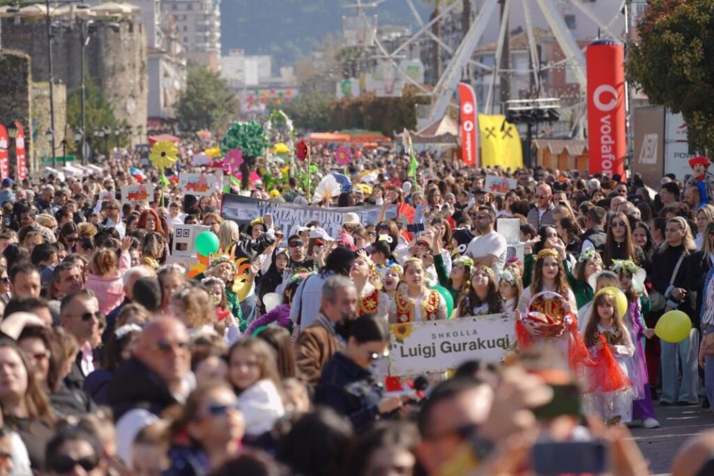 Dita e Verës në Elbasan, qindra qytetarë dhe turistë të huaj pjesë e festimeve IMG 9477