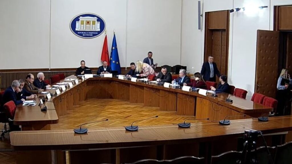 PS dhe PD “përplasen” për Reformën Administrative në Komisionin e Posaçëm, dalin me qëndrime të kundërta për dëgjesat dhe afatet Kom Reformes Terr