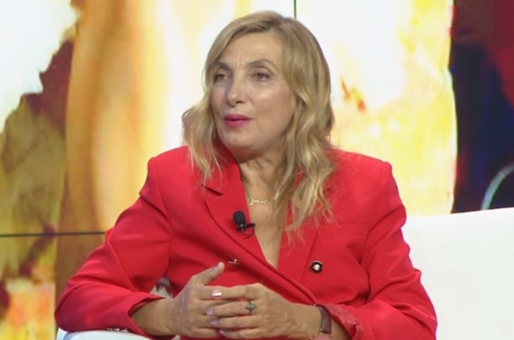 “Do të lahem ashtu siç më ka bërë nëna”, Moza shkakton të qeshura, nuk pranon rrobat e banjës Moza