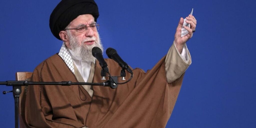 U vra nga ShBA, publikohet fotoja e Ali Khamenei nën rrënoja aliu i iranit