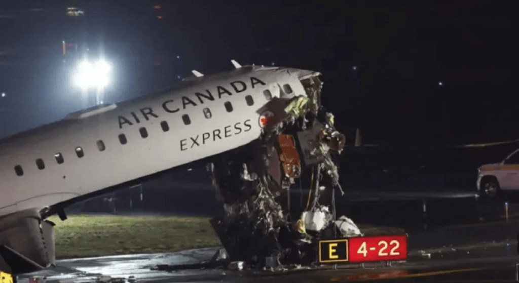Rrëzimi i avionit në New York/ Gjendet e gjallë një stjuardesë, ishte lidhur në sedilje… avioni