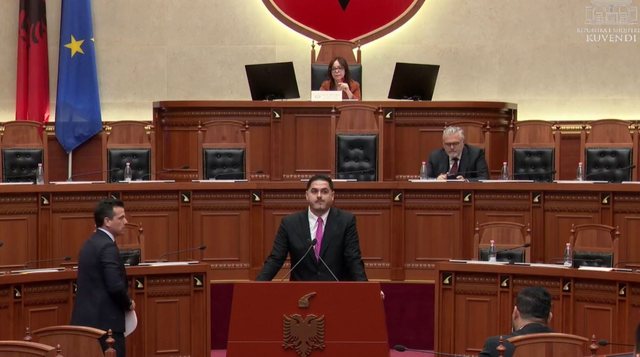 Agron Shehaj përjashtohet nga seanca plenare, nuk liroi foltoren dhe u përplas verbalisht me deputetët e PS shehu