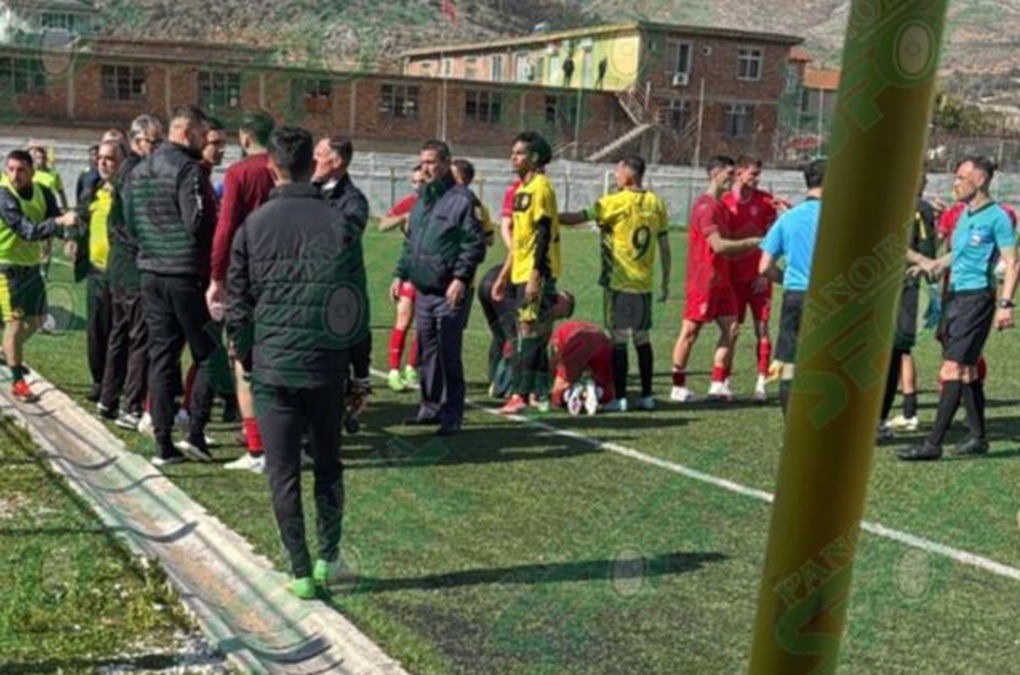 Plas grushti në Kategorinë e Dytë, goditet lojtari i Partizanit B. Ndërpritet ndeshja në transfertë sport grushti