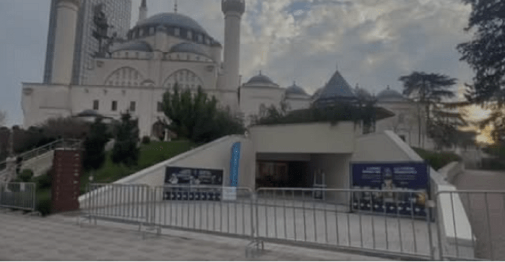 Jo vetëm institucionet, “blindohet” me gardh metalik edhe xhamia e Namazgjasë! xhamia