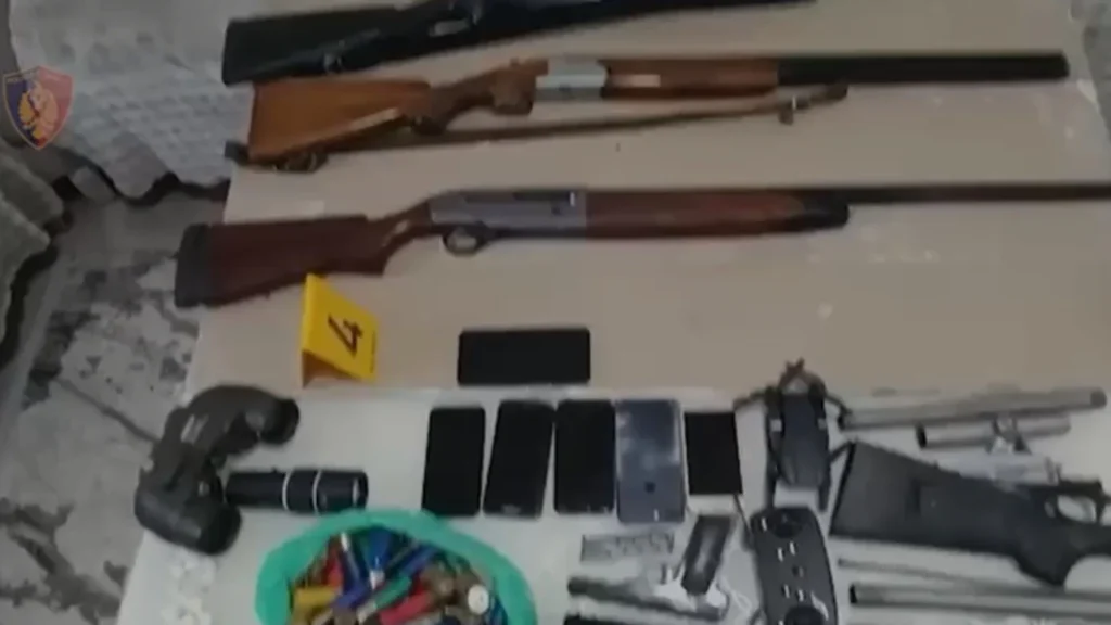 Sekuestrohen armë zjarri, municion luftarak dhe kokainë në Shijak, arrestohet një 59-vjeçar IMG 0321