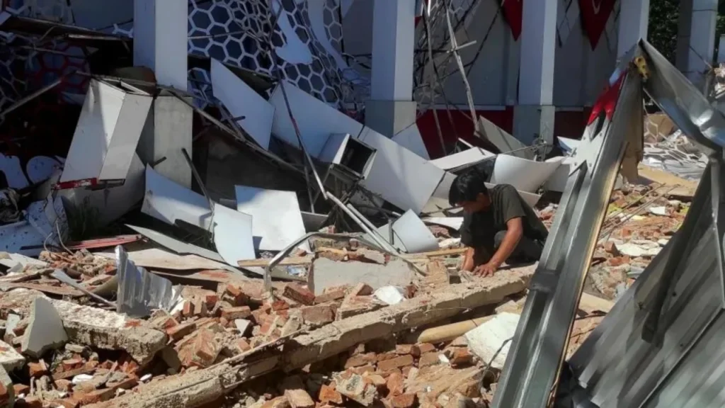 Tërmeti 7.4 ballë godet Indonezinë, një person humb jetën pasi shtypet nga rrënojat e ndërtesës IMG 0409